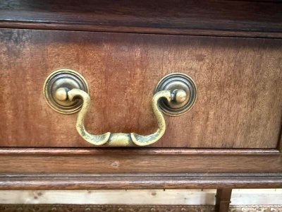 Scrivania piatta in stile inglese in mogano e pelle firmata "MAPLE"