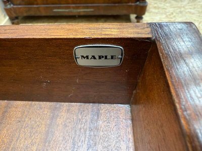 Scrivania piatta in stile inglese in mogano e pelle firmata "MAPLE"