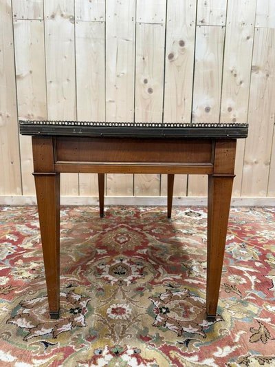 Table basse de style Louis XVI en marbre blanc et merisier 