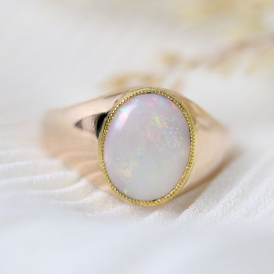 Anello in oro rosa con opale