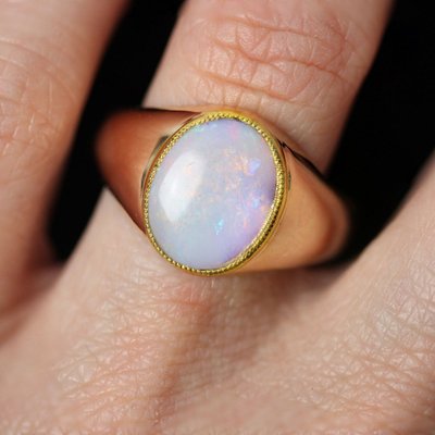 Anello in oro rosa con opale