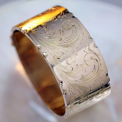 Großer gemeißelter Armreif aus Roségold