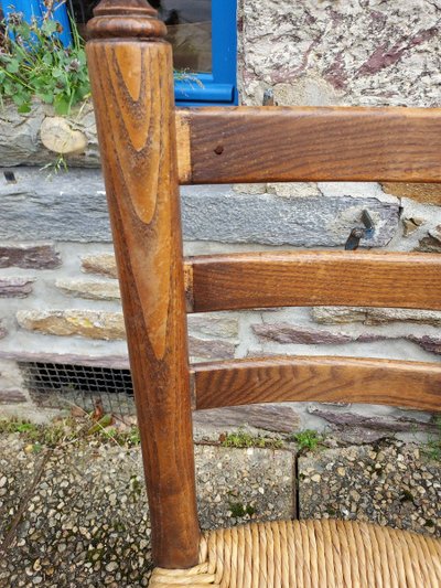 Set Von 6 Strohhalm Holzstühle
