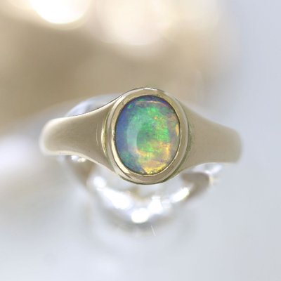 Armreif mit Opal aus Gelbgold