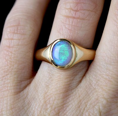 Armreif mit Opal aus Gelbgold