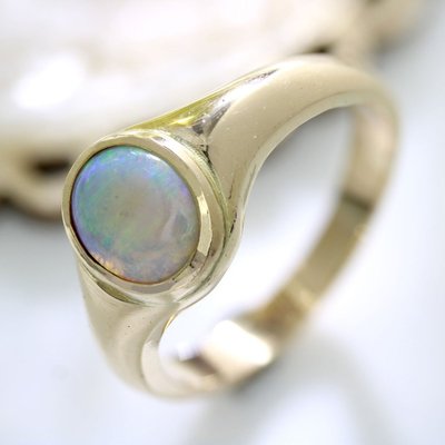 Armreif mit Opal aus Gelbgold