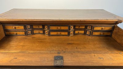 Cassettone in noce e in parte lastronato in noce, fine XVII secolo