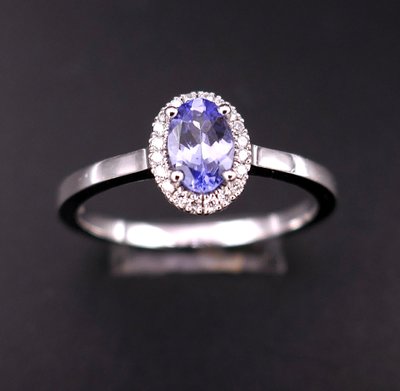 Bague saphir et diamants, or blanc 18 carats.