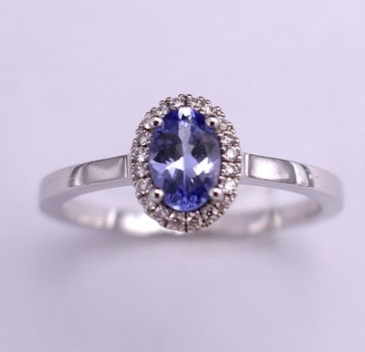 Bague saphir et diamants, or blanc 18 carats.