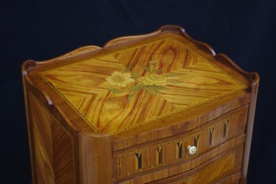 Kleines Beistellmöbel