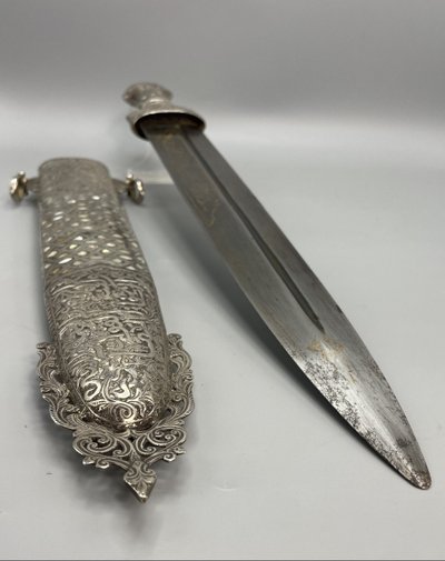 Oriental ceremonial dagger in silver and mother-of-pearl