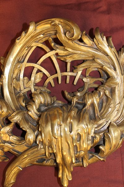 Arredo in bronzo in stile rococò raffigurante una cascata XIX secolo L: 48,5 cm