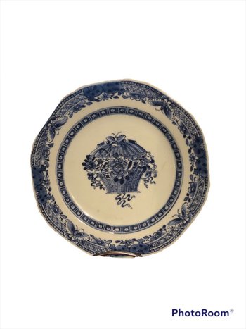 Suite of three plates - Chinese porcelain - Decoration with flowered basket - 18th century