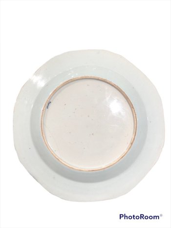 Suite of three plates - Chinese porcelain - Decoration with flowered basket - 18th century