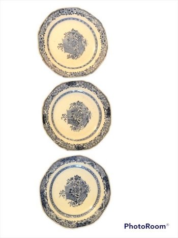 Suite of three plates - Chinese porcelain - Decoration with flowered basket - 18th century