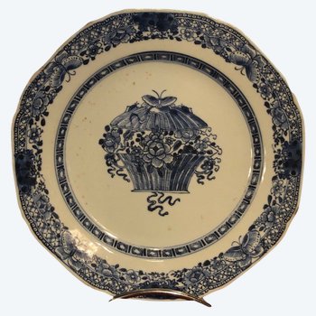Suite of three plates - Chinese porcelain - Decoration with flowered basket - 18th century