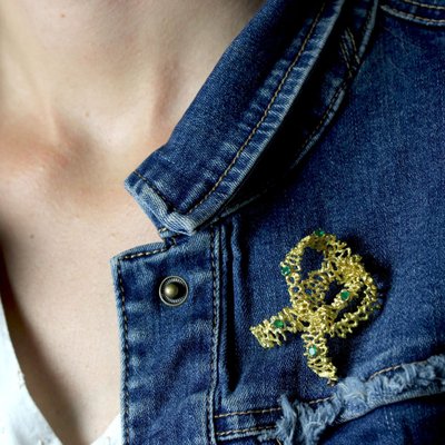 Broche noeud émeraudes or jaune rétro