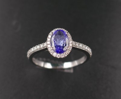 Diamond-set sapphire ring, diamond-paved setting, 18K white gold.
