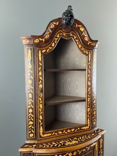 Vetrina angolare intarsiata - XIXᵉ secolo