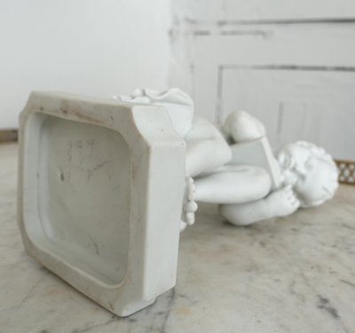 Putto, allegoria della scrittura in porcellana biscuit dopo Canova - Manifattura Samson