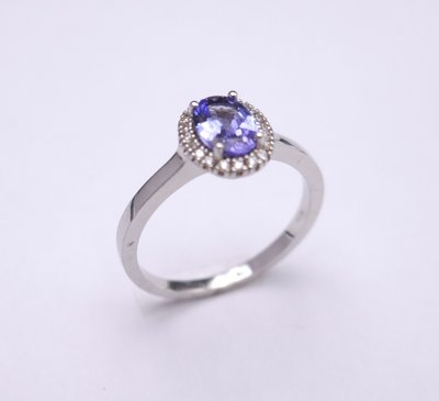 Bague saphir entourage diamants, or blanc 18 carats.