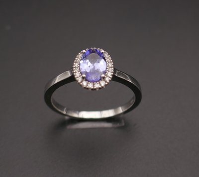 Bague saphir entourage diamants, or blanc 18 carats.