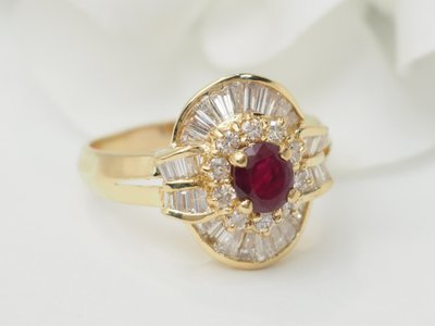 Bague jupe en or jaune, rubis et diamants