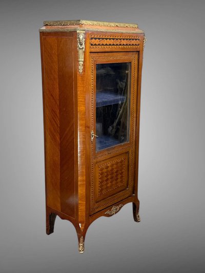PICCOLO MOBILE VITRINARIO IN BRONZO DORATO DEL XIX SECOLO IN STILE LOUIS XV