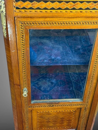 PICCOLO MOBILE VITRINARIO IN BRONZO DORATO DEL XIX SECOLO IN STILE LOUIS XV