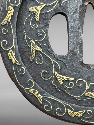 Important iron tsuba maru gata decorated with vegetal scrolls - Edo period