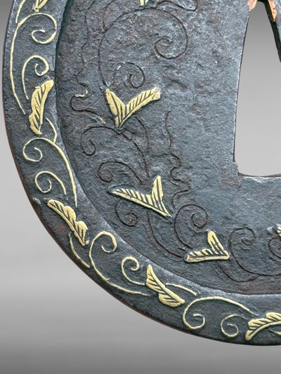 Important iron tsuba maru gata decorated with vegetal scrolls - Edo period