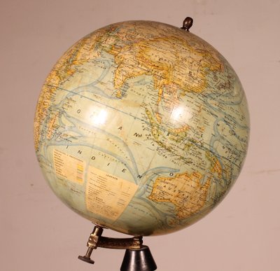Globe terrestre par J.Forest du début du 20° siècle