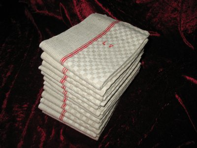 12 strofinacci con bordo rosso in tessuto misto lino e cotone con iniziali ricamate L V