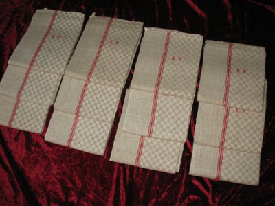 12 strofinacci con bordo rosso in tessuto misto lino e cotone con iniziali ricamate L V