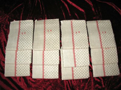 12 strofinacci con bordo rosso in tessuto misto lino e cotone con iniziali ricamate L V