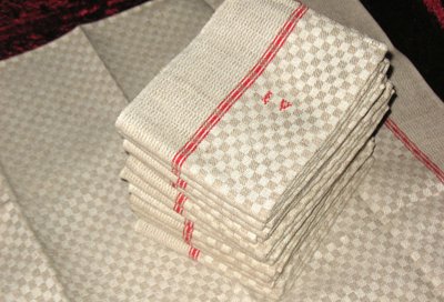 12 strofinacci con bordo rosso in tessuto misto lino e cotone con iniziali ricamate L V