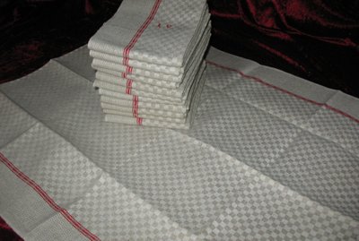 12 strofinacci con bordo rosso in tessuto misto lino e cotone con iniziali ricamate L V