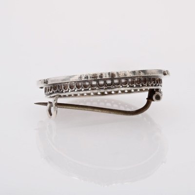 Broche en argent scène de danse baroque