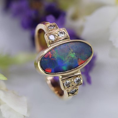 Anello in oro giallo con opale e diamanti