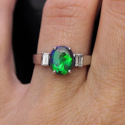Bague opale noire et diamants or blanc