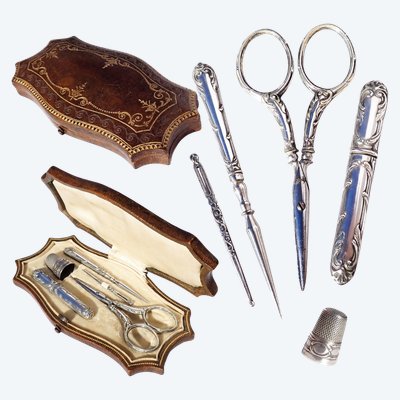 Kit da cucito in argento massiccio, fine XIX/inizio XX secolo, forbici, ditale, custodia, aghi