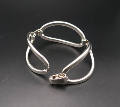 Wertvolles Silberarmband mit unsichtbarem Verschluss.