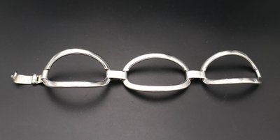 Wertvolles Silberarmband mit unsichtbarem Verschluss.