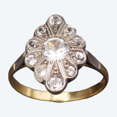 Anello antico in oro bicolore 18 carati con pietre bianche.