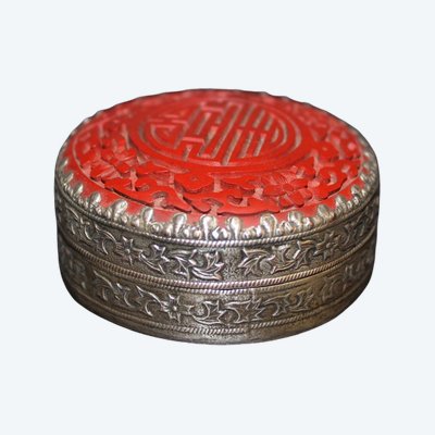 Piccola scatola in lacca rossa di Pechino e metallo argentato, circa 1900