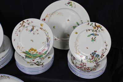 Raffinato servizio da tavola in terracotta bordolese con decoro Nella di fiori e uccelli, XIX secolo