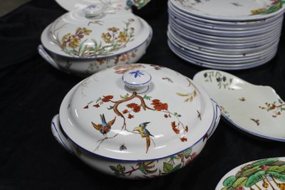 Raffinato servizio da tavola in terracotta bordolese con decoro Nella di fiori e uccelli, XIX secolo