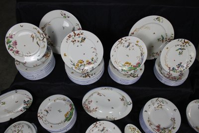 Raffinato servizio da tavola in terracotta bordolese con decoro Nella di fiori e uccelli, XIX secolo