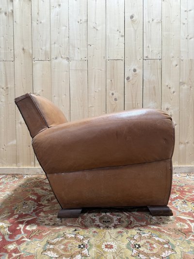 Fauteuil Club "Moustache" en cuir Art Deco