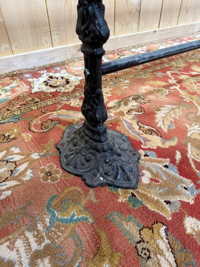 Bistro table in cast iron and white Carrara marble